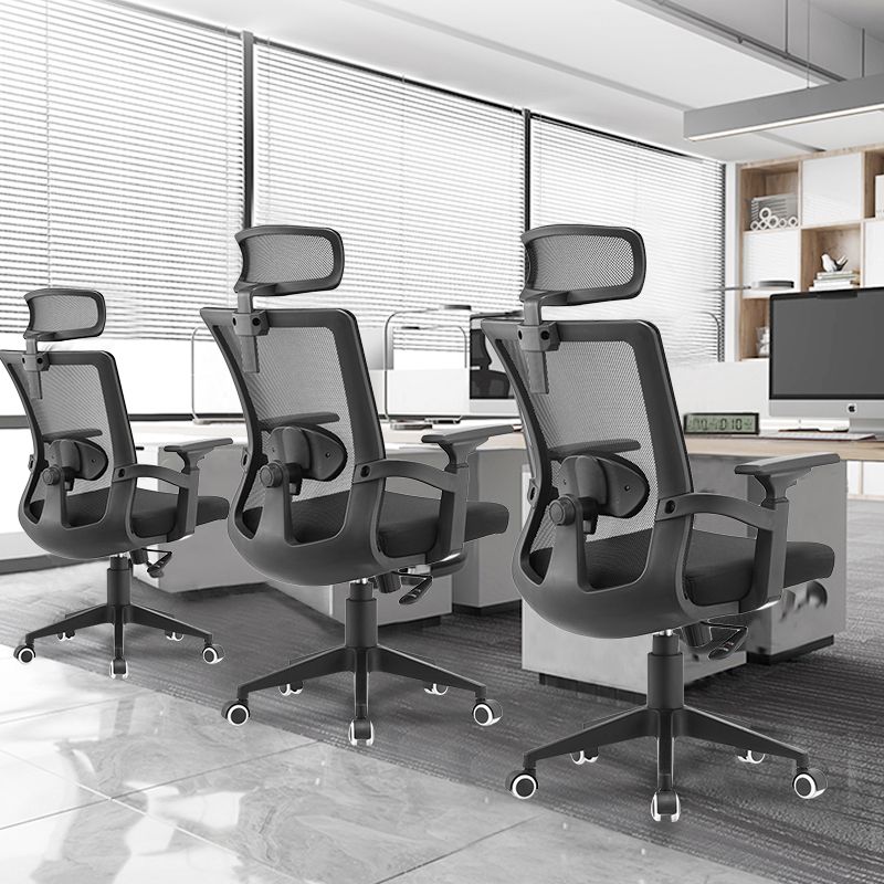 Neue Stützen für Bürostühle mit breiten Sitzstützen aus Netzstoff